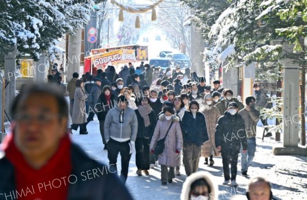 好天に恵まれ、早朝から多くの参拝客が帯廣神社を訪れた（１日、帯廣神社で。金野和彦撮影）