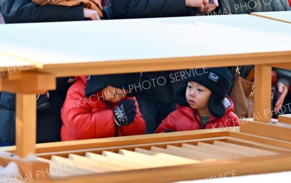 今年も良い年でありますように－。さい銭を入れ手を合わせる子ども（１日、帯廣神社で）