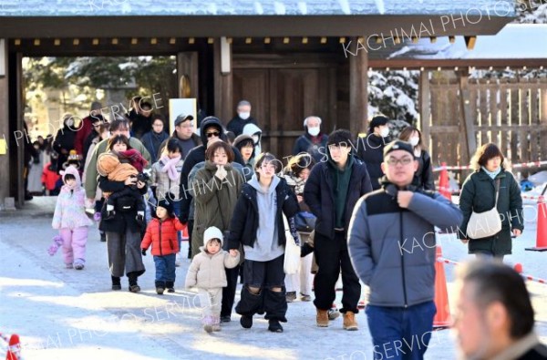 健康祈願－。初詣に訪れる家族連れ（１日、帯廣神社で。金野和彦撮影）