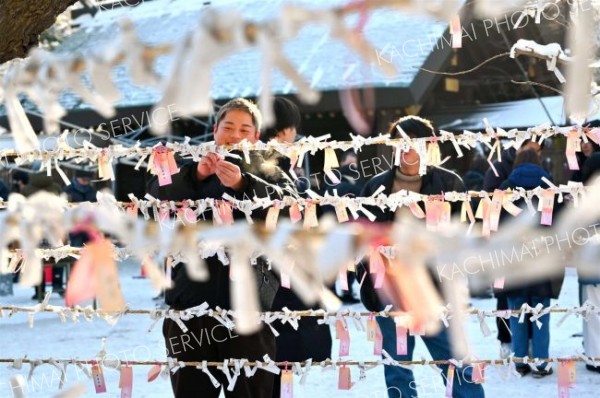 大吉！？笑顔でおみくじを結ぶ参拝客（１日、帯廣神社で。金野和彦撮影