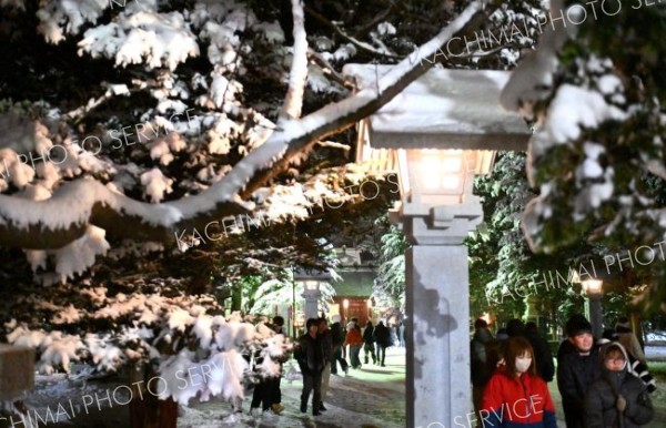 おおみそかに積雪した帯広市内。木々の枝に雪が付いた参道を歩く参拝客（１日、帯廣神社で）