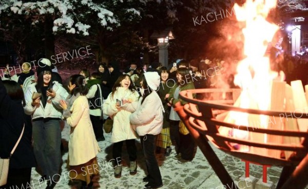 明けましておめでとう！　帯廣神社を初詣に訪れ、開門を待つ参拝客。参道でカウントダウンをして新年を迎えた（１日午前０時）