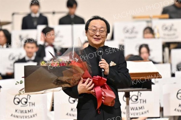 花束を受け取り、感謝の気持ちを述べる太田さん