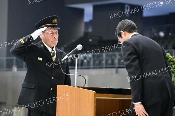 北海道知事表彰を受ける川西第２分団長（須貝拓也撮影）