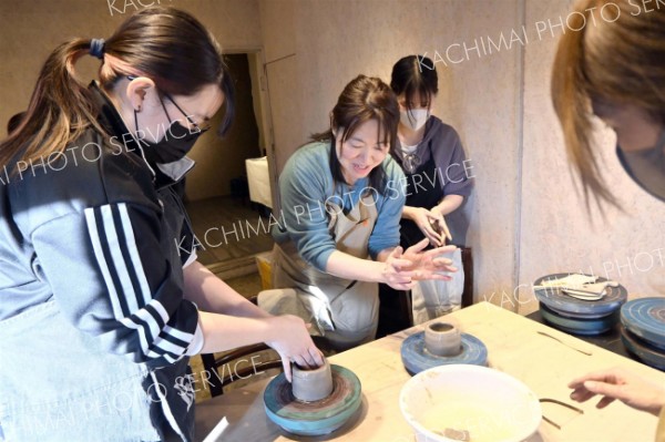 自陶工房結器、ミントカフェで陶芸教室　１２日まで～こぼれ話分だけの陶器作り挑戦　