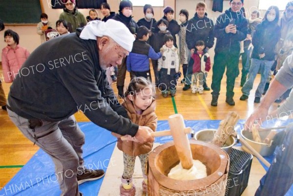 集いの杜で「新年もちつき」　広尾