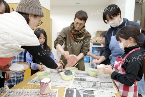 ネイパル足寄で陶芸教室　色付けに挑戦