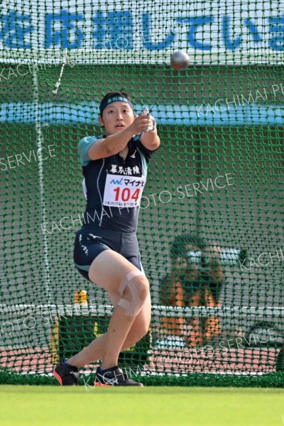 日本高校女子歴代４位となる５６メートル８２で日本一に輝いた澤向美樹（７月２８日、北部九州全国高校総体）＝須貝拓也撮影