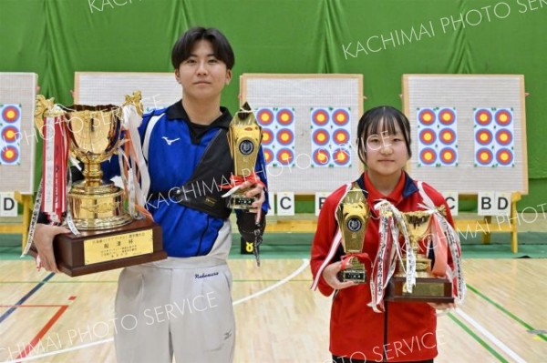 舩津杯を獲得した男子の中村暁至（左）と女子の田居未結