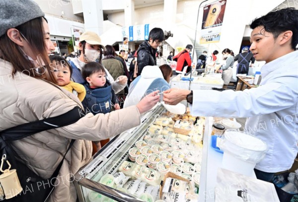 試食をしてチーズの味を確かめる来場客（１０日午前１０時４０分ごろ、塩原真撮影）