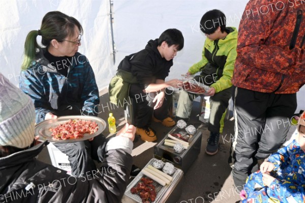 一斗缶で自作した焼き台を使ってジンギスカンを楽しむ参加者