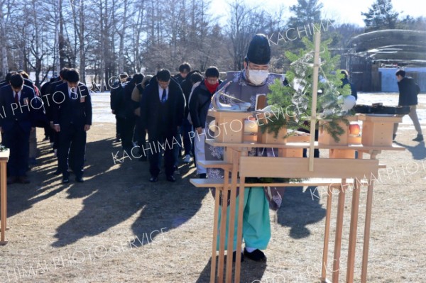 第６２回おびひろ氷まつりの安全祈願祭を行う関係団体ら