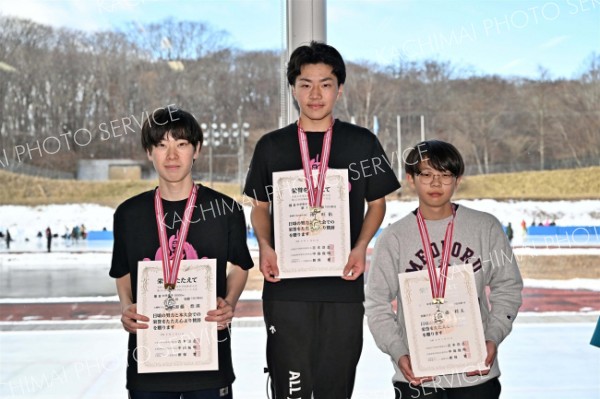 【男子５０００メートル】表彰台に上がる優勝の所旺佑（中央、札内東）、２位の加藤煌瑛（左、大樹）、３位（別海ライジング）