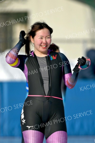 女子１５００メートルで会心のレースで優勝し、笑顔を見せる（金野和彦撮影）