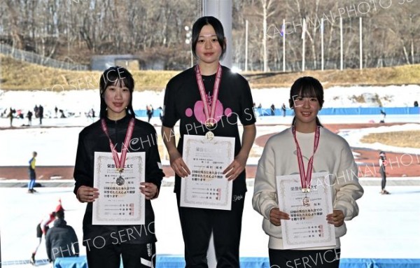 ＧＰＳ尾【女子３０００メートル】表彰に上がる優勝の成田陽愛（中央、帯五）、２位の黒坂理央（左、忠類）、３位の笛木桜和（右、標茶虹別）