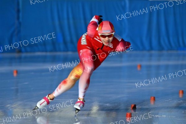 【女子１０００メートル】１分２２秒９３のタイムで優勝した松島未来のコーナーの滑り（金野和彦撮影）