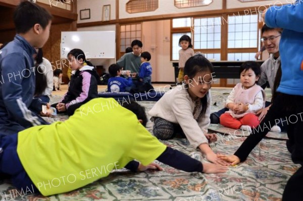 かるたで遊ぶ子どもたち