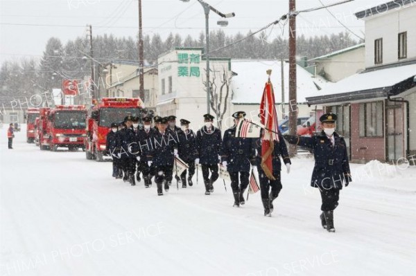 御影と清水の消防団が出初め式　分列行進やはしご乗り披露