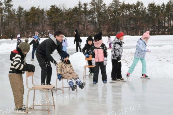 幼児や小学生がスケート楽しむ　池田で清見リンクまつり