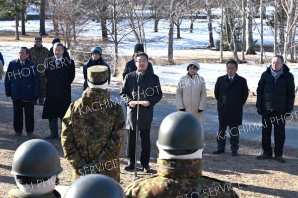 氷雪像製作などを担当する陸上自衛隊隊員を激励する米沢市長（１７日午前９時４０分ごろ、須貝拓也撮影）