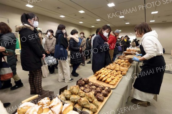 十勝産素材のケーキ、パン人気　小麦フェスタにぎわう　管内１９店出店