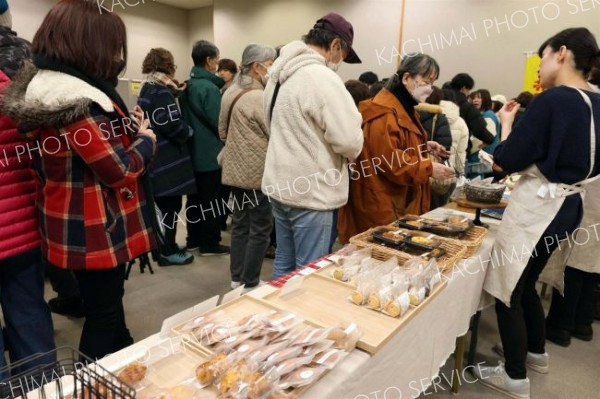 にぎわいを見せる小麦フェスタの会場（１８日午前１０時５５分ごろ、助川かおる通信員撮影）