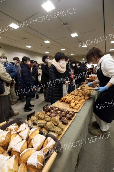 にぎわいを見せる小麦フェスタの会場（１８日午前１０時５５分ごろ、助川かおる通信員撮影）