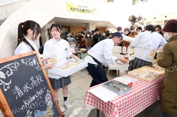 にぎわいを見せる清水高校のブース（１８日午前１０時４０分ごろ、助川かおる通信員撮影）