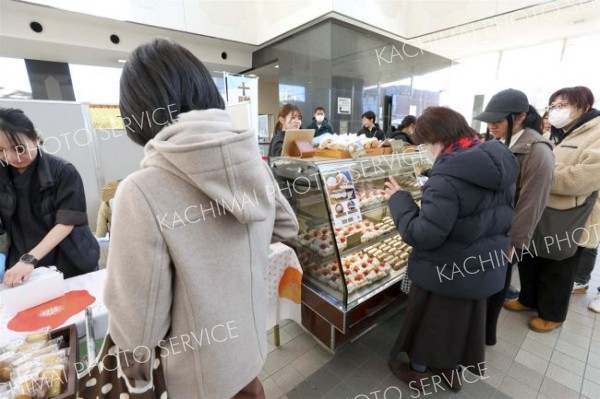 にぎわいを見せる小麦フェスタの会場（１８日午前１１時ごろ、助川かおる通信員撮影）