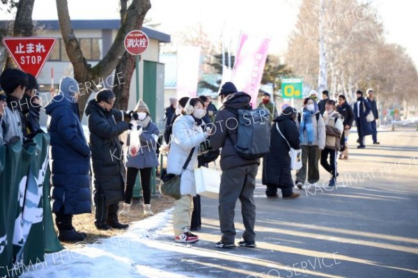 教員らからの激励を受けて試験会場入りする受験生