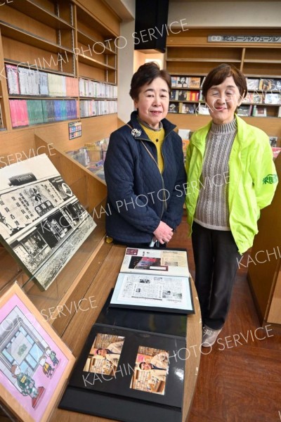 吉田社長はセール中退院がかなわないため、店内に写真を掲示。陽子夫人と、応援にかけつけたいとこ