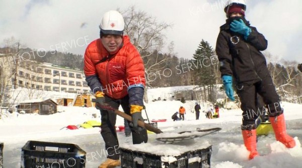 アイスブロック作りに挑戦する本紙記者（１５日、星野広翔撮影）