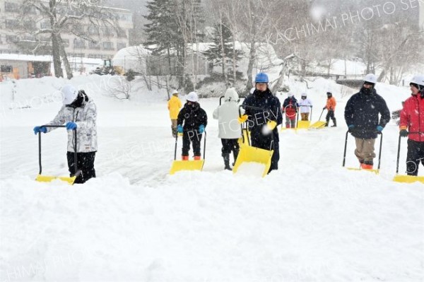 アイスブロック作りの雪を集めるボランティアスタッフ