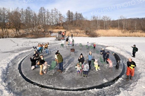 氷のメリーゴーラウンドに笑顔　少雪でも冬楽しむ　エコパで冬まつり