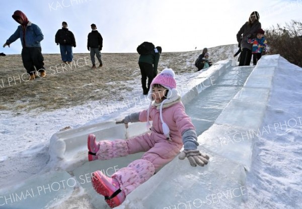 氷のメリーゴーラウンドに笑顔　少雪でも冬楽しむ　エコパで冬まつり 写真2