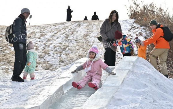 氷のメリーゴーラウンドに笑顔　少雪でも冬楽しむ　エコパで冬まつり 写真5