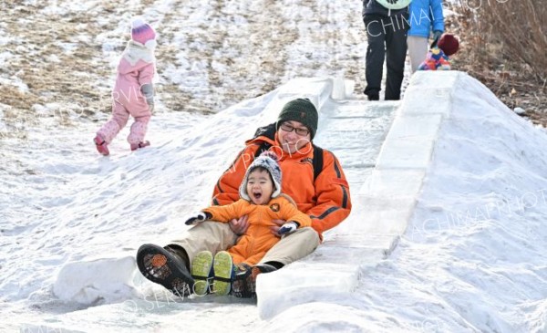 氷のメリーゴーラウンドに笑顔　少雪でも冬楽しむ　エコパで冬まつり 写真7