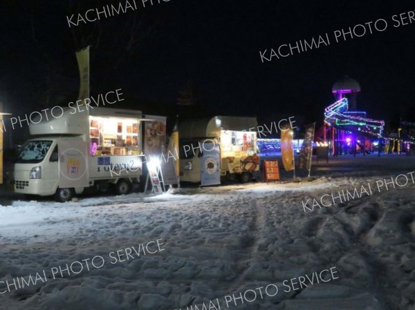 農村公園イルミネーション横に出店したキッチンカー