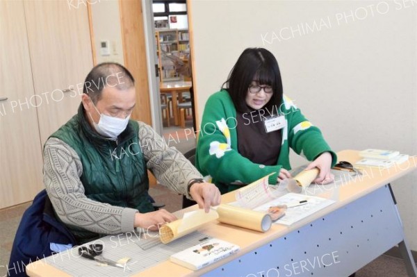 町図書館で「ブックコートかけ体験」　池田