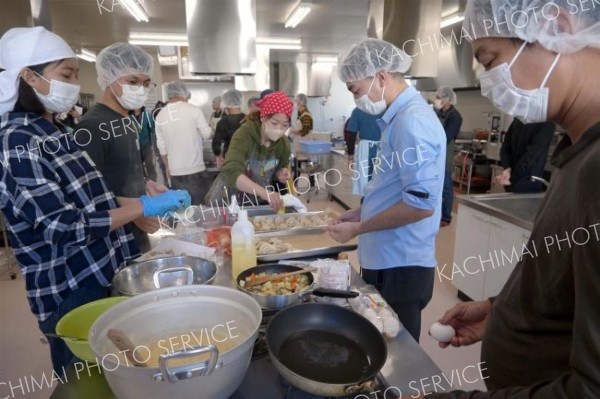 料理を作りながら外国人と地域住民らが交流を深めた