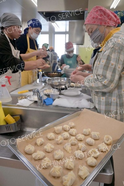 料理を作りながら外国人と地域住民が交流を深めた