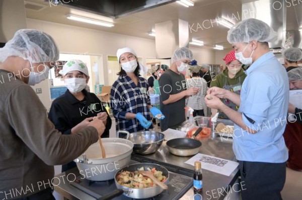 料理を作りながら外国人と地域住民が親睦を深めた交流会