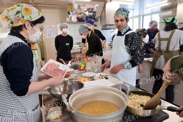 料理を作りながら外国人と地域住民が交流を深めた