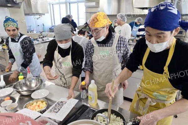 料理を作りながら外国人と地域住民が交流を深めた