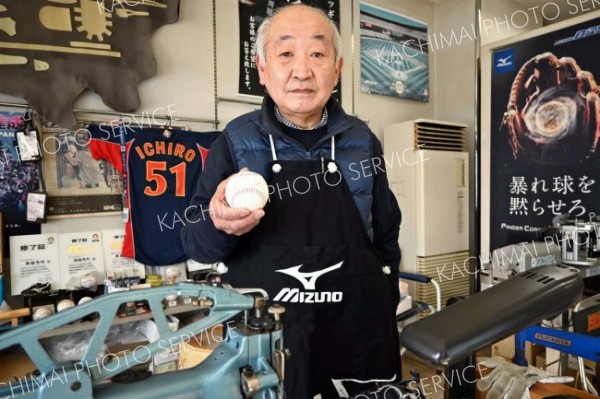 アリゾナキャンプでイチローさんからもらったサインボールを手にする