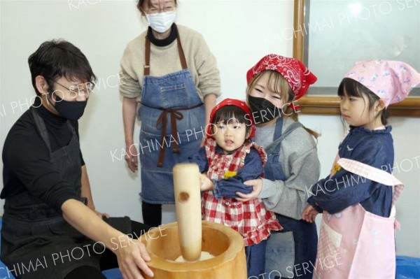 子どもたち元気に「よいしょ」　「お寺食堂」で餅つき～こぼれ話