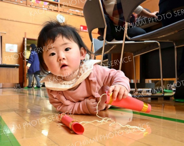 旧正月の飾り付けで遊ぶ子ども