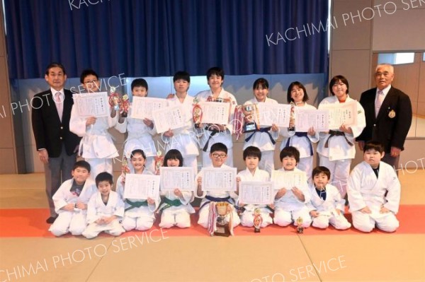 岩野さん、木村さん、笠井さんが優勝　幕別鏡開き柔道大会