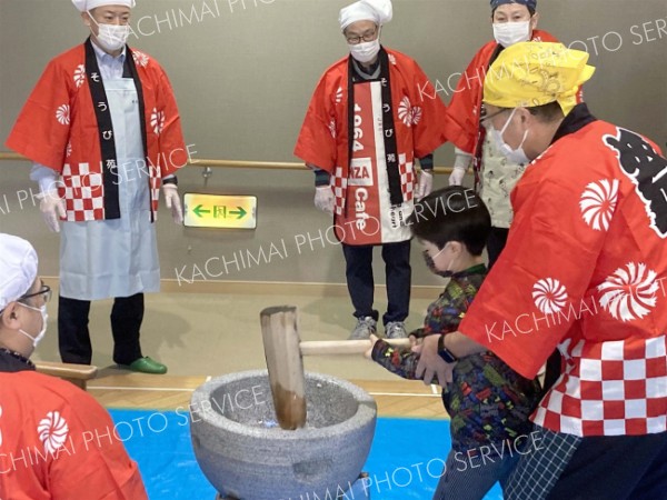 子ども食堂「すまいる」で餅つき奉仕、帯広ロータリー 3