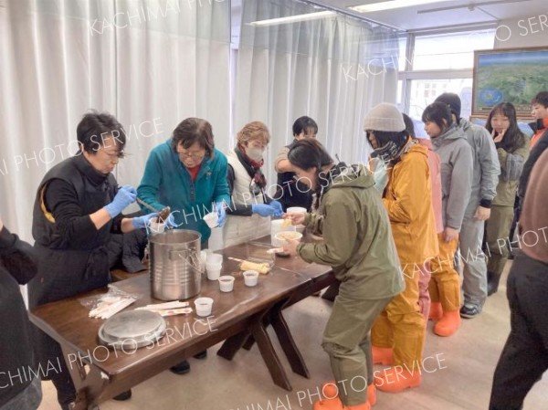 しかりべつ湖コタンの設営現場に豚汁差し入れ　鹿追女性の会が慰問